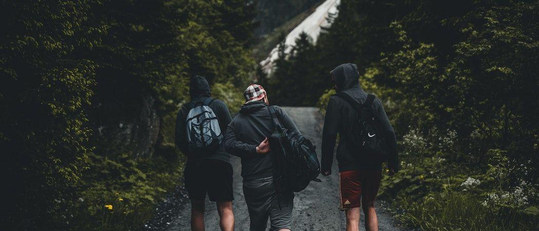 5-essentials-to-go-hiking-with-friends